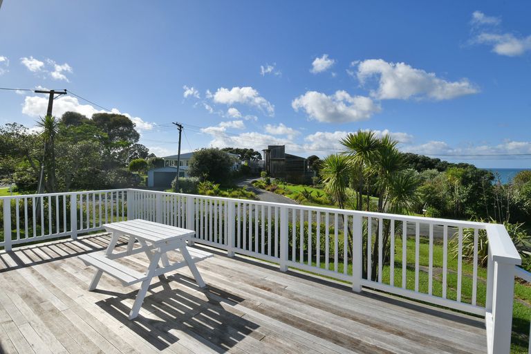 Photo of property in 4 Penguin Street, Leigh, 0985