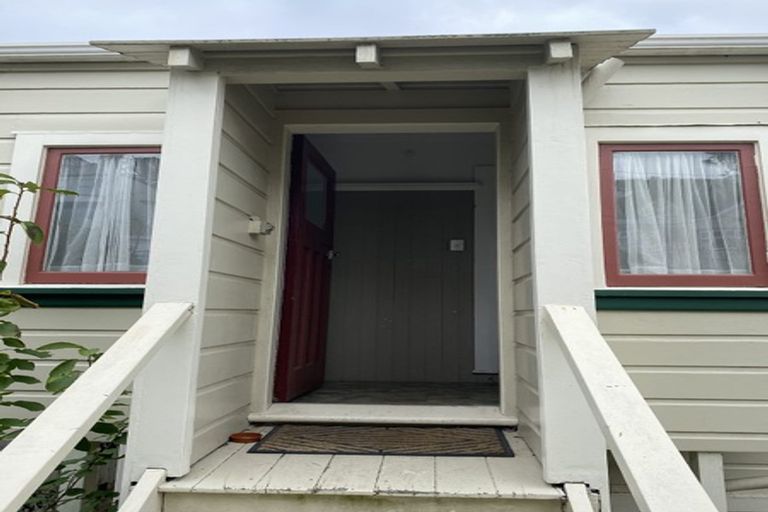 Photo of property in 14 Hawker Street, Mount Victoria, Wellington, 6011