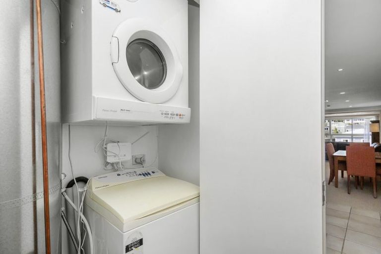 Photo of property in 4e/5 Kent Terrace, Mount Victoria, Wellington, 6011