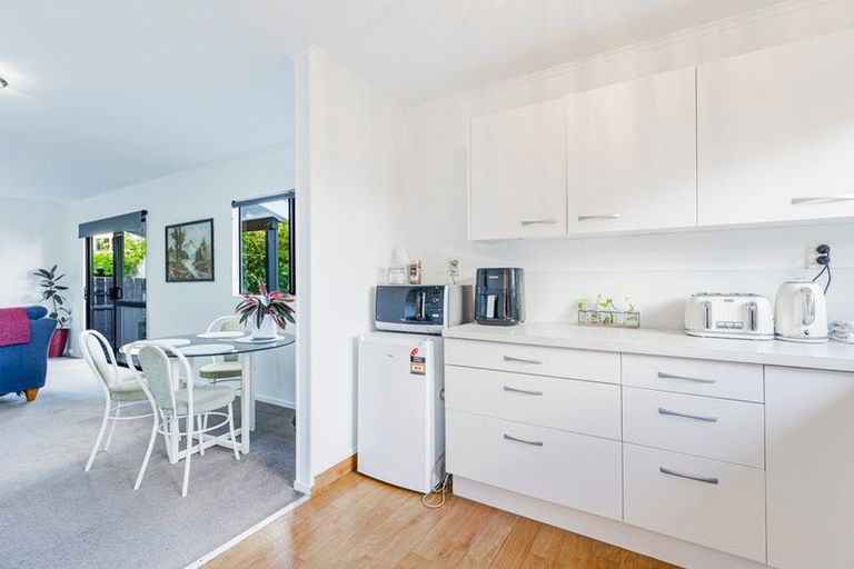 Photo of property in 1/6 Peterhouse Place, West Harbour, Auckland, 0618