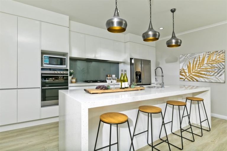 Photo of property in 1 Van Rixel Drive, Kumeu, 0810