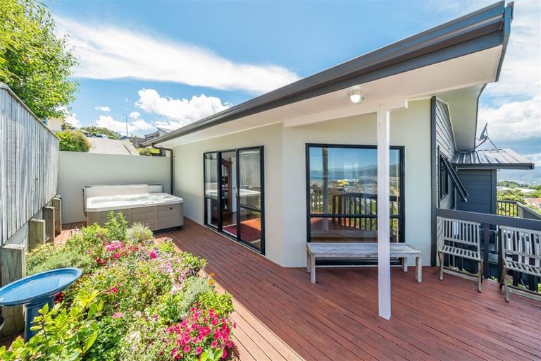 Photo of property in 13 Eastview Grove, Normandale, Lower Hutt, 5010