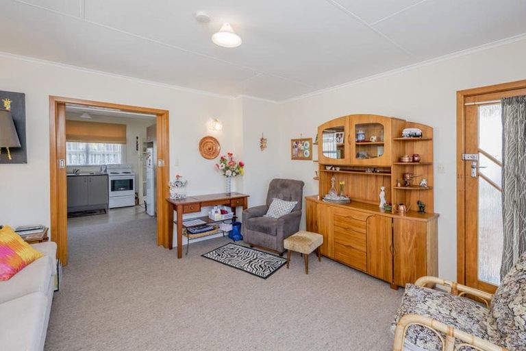 Photo of property in 11 Weraroa Road, Levin, 5510