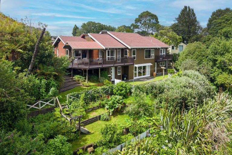 Photo of property in 11 Rika Place, Kawaha Point, Rotorua, 3010