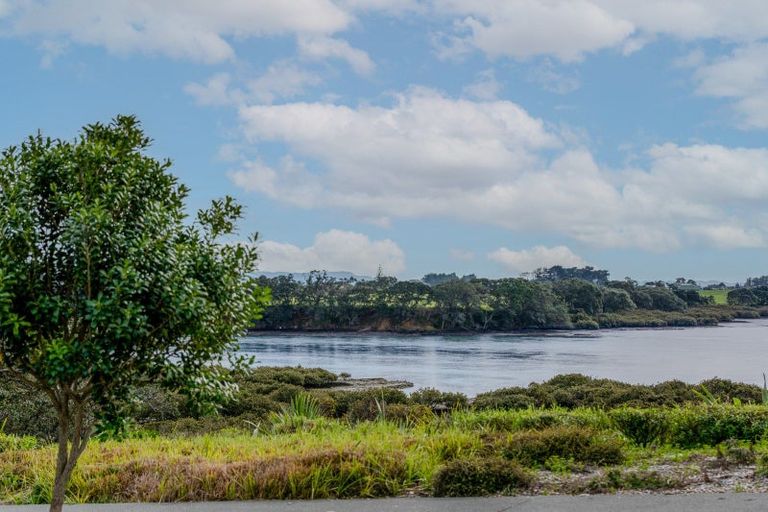 Photo of property in 32 Omahuru Road, Glenbrook, 2681