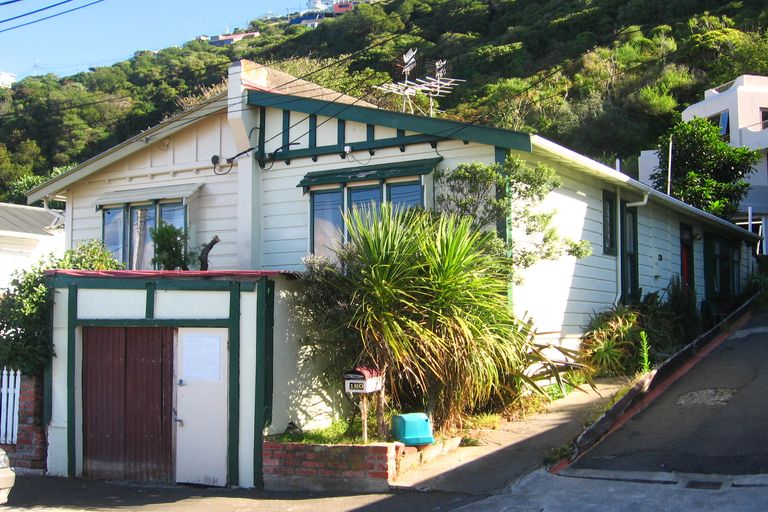 Photo of property in 197 Sutherland Road, Lyall Bay, Wellington, 6022