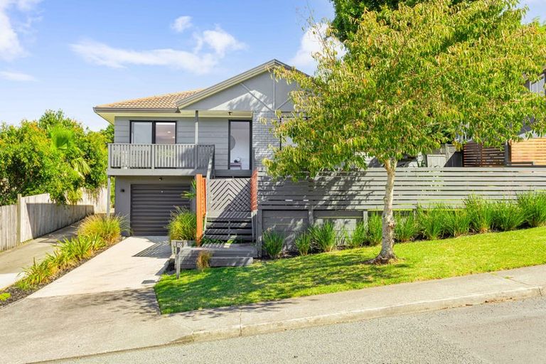 Photo of property in 10 Amery Place, West Harbour, Auckland, 0618