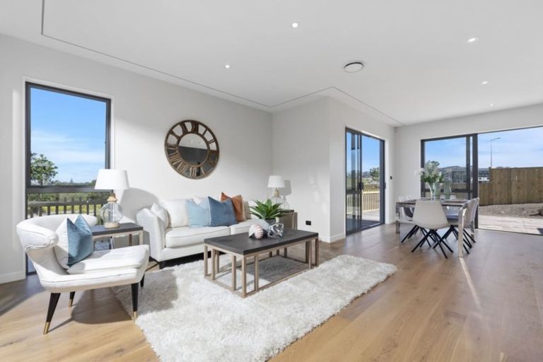 Photo of property in 8 Luff Place, Long Bay, Auckland, 0630