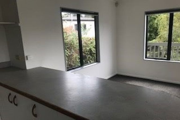 Photo of property in 3/128 Triangle Road, Massey, Auckland, 0614