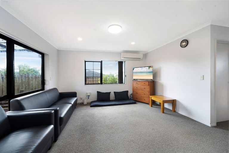 Photo of property in 18 Plumstead Rise, Glen Eden, Auckland, 0602