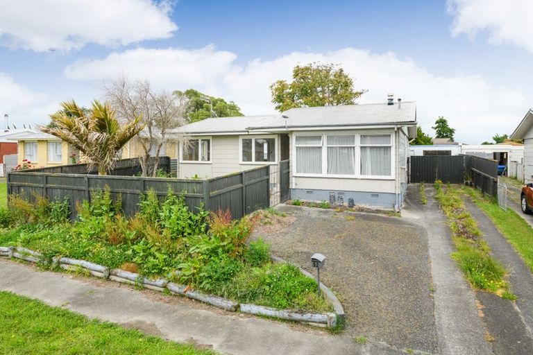 Photo of property in 52 Halswell Crescent, Westbrook, Palmerston North, 4412