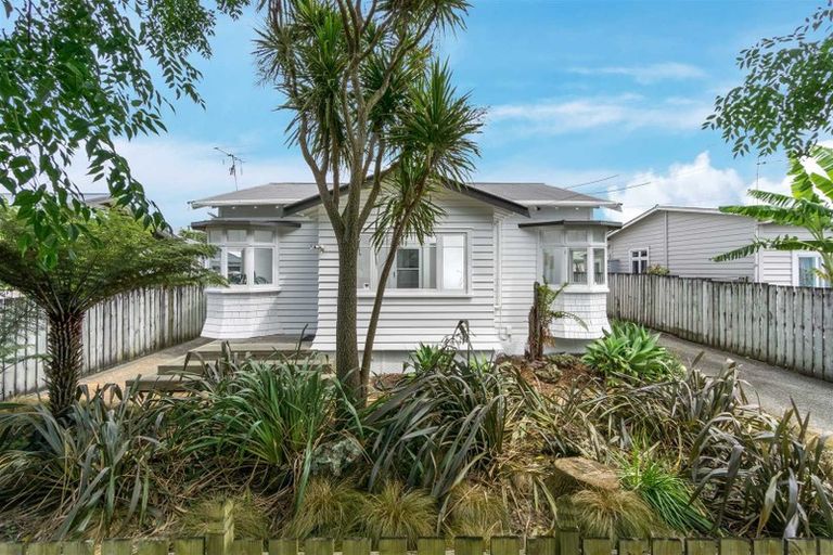 Photo of property in 18 Walmer Road, Point Chevalier, Auckland, 1022