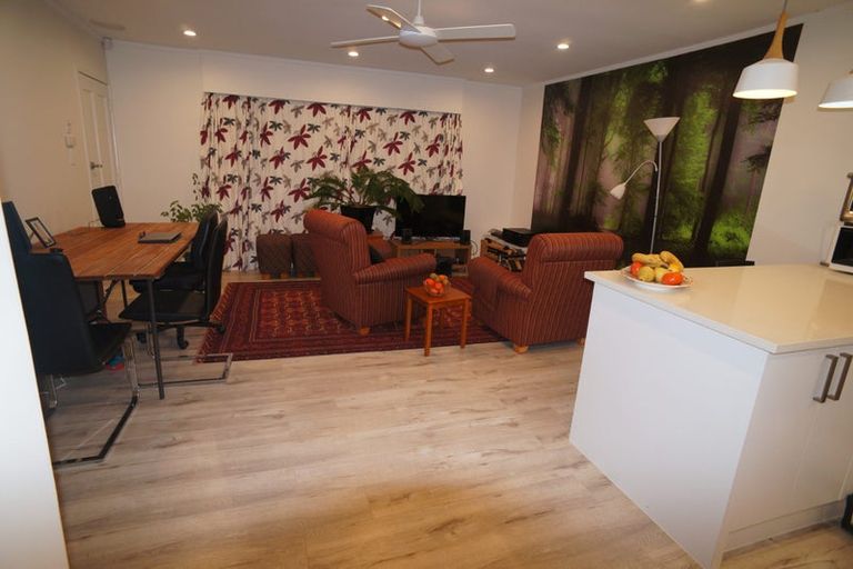 Photo of property in 2/4210a Great North Road, Glendene, Auckland, 0602