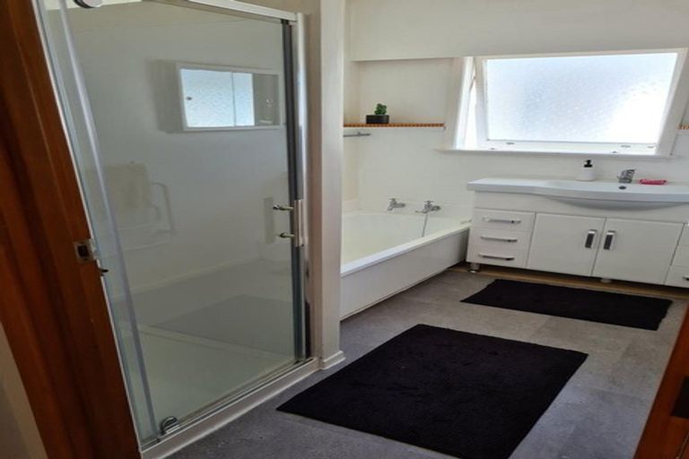 Photo of property in 50 Potter Avenue, Northcote, Auckland, 0627