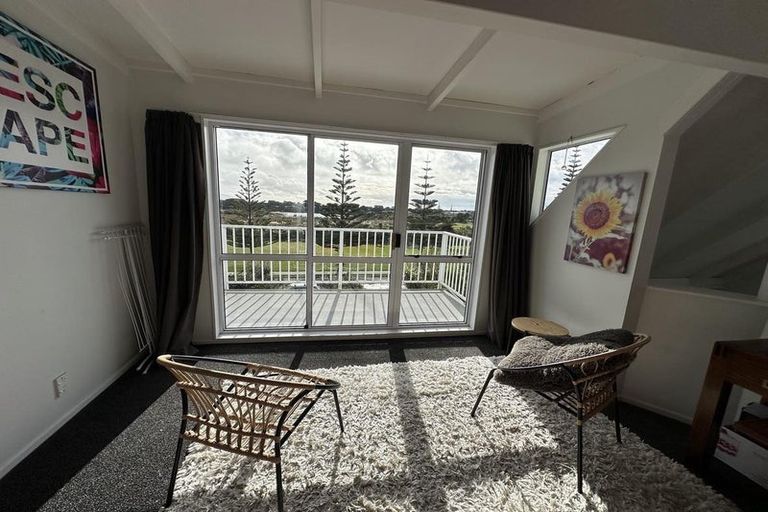 Photo of property in 16 Queens Road, Waikanae Beach, Waikanae, 5036