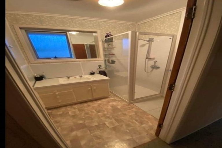 Photo of property in 1/86 Lincoln Park Avenue, Massey, Auckland, 0614