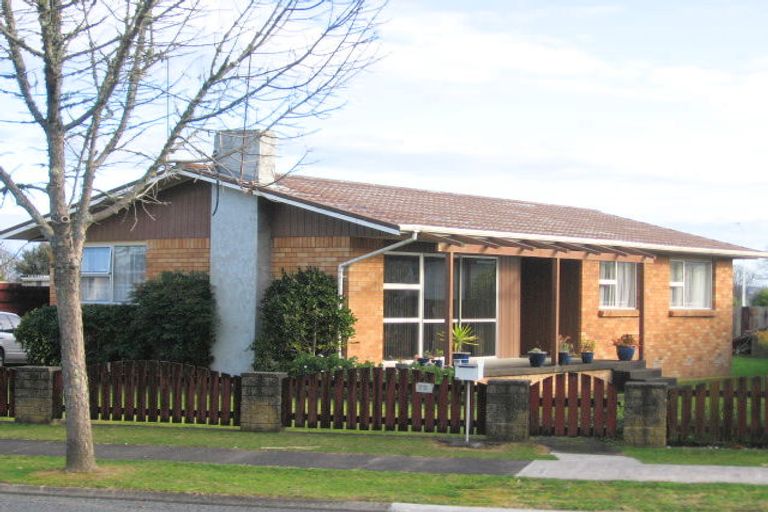 Photo of property in 75 Oakfield Crescent, Pukete, Hamilton, 3200
