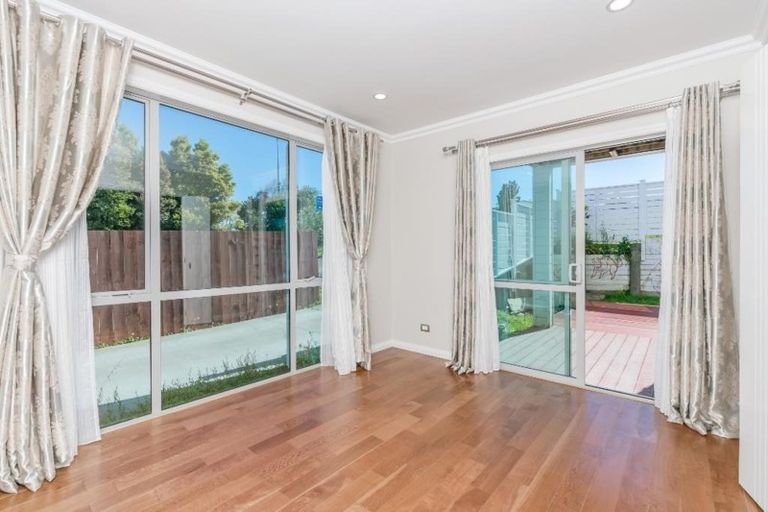 Photo of property in 436 East Coast Road, Windsor Park, Auckland, 0630