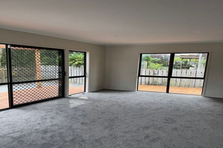 Photo of property in 2/16 Edwin Freeman Place, Ranui, Auckland, 0612