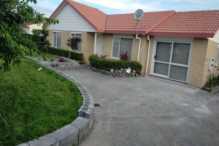 Photo of property in 2/28 Horlicks Place, Randwick Park, Auckland, 2105