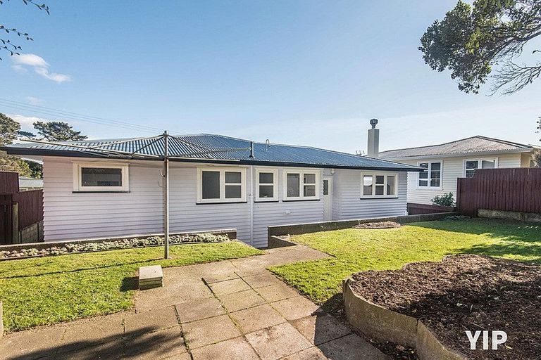 Photo of property in 23 Omega Street, Newlands, Wellington, 6037