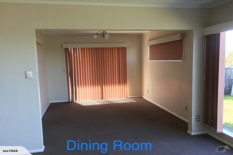 Photo of property in 34 Somes Crescent, Newlands, Wellington, 6037