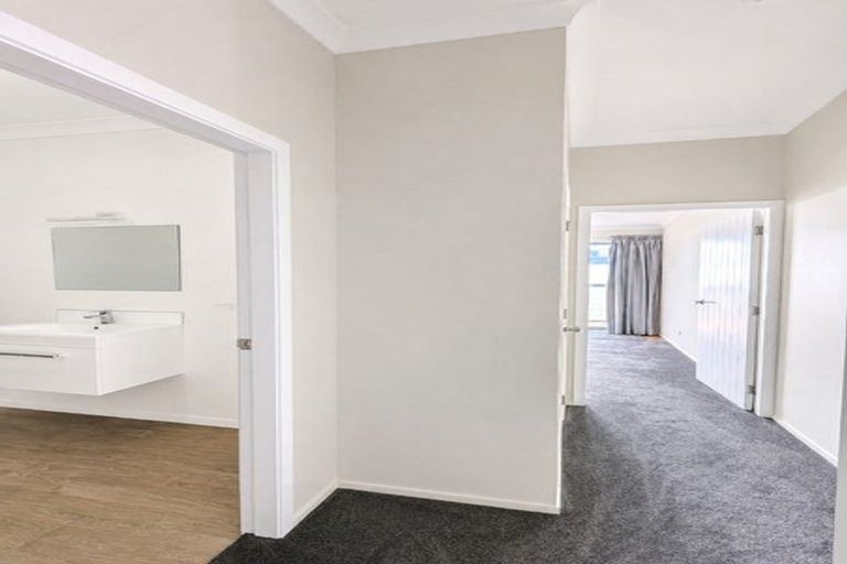 Photo of property in 10/19 Collins Avenue, Tawa, Wellington, 5028