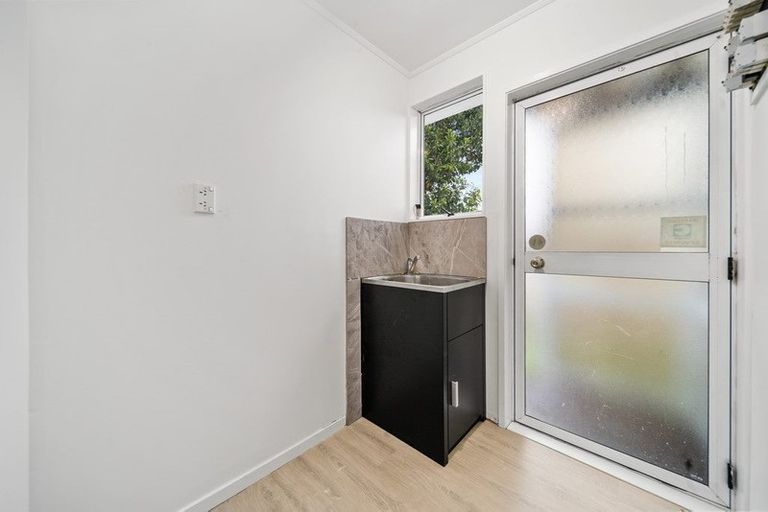 Photo of property in 1/3 Sparrow Place, Weymouth, Auckland, 2103