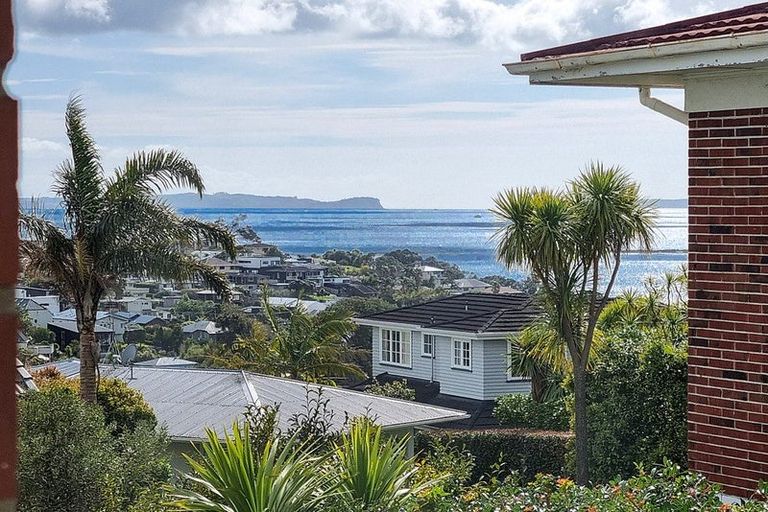 Photo of property in 2/619 Beach Road, Rothesay Bay, Auckland, 0630