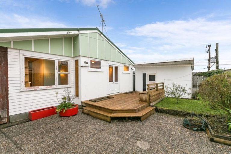Photo of property in 2 Cara Crescent, Paparangi, Wellington, 6037