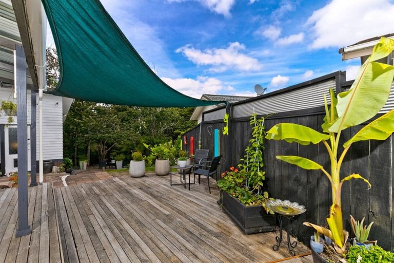 Photo of property in 7 Blythe Place, Glendene, Auckland, 0602