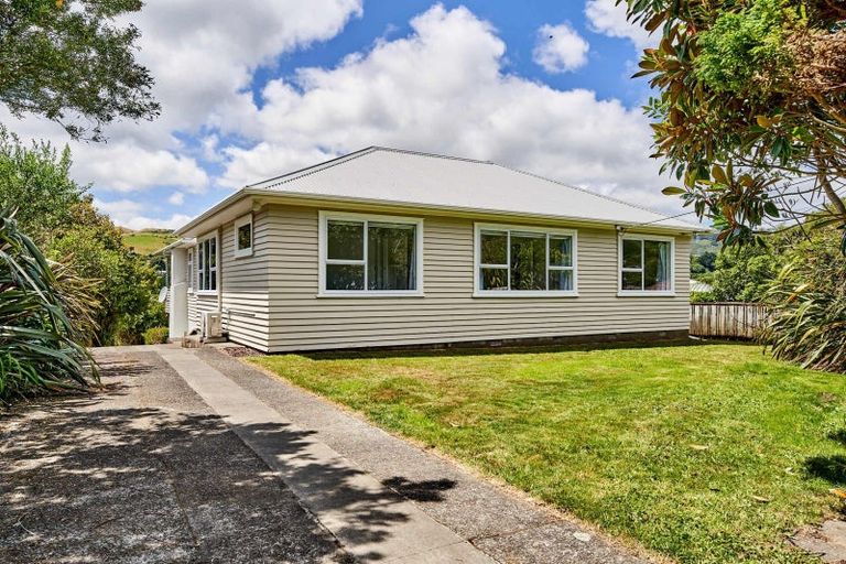 Photo of property in 13 Kereru Bend, Tawa, Wellington, 5028