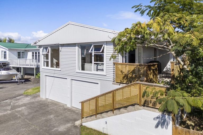 Photo of property in 13 Red Beach Road, Red Beach, 0932