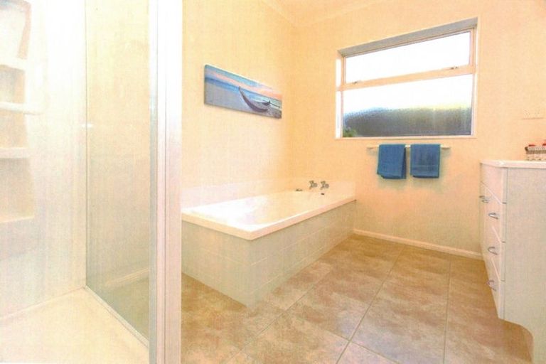 Photo of property in 23 Chesterfield Way, Orewa, 0931