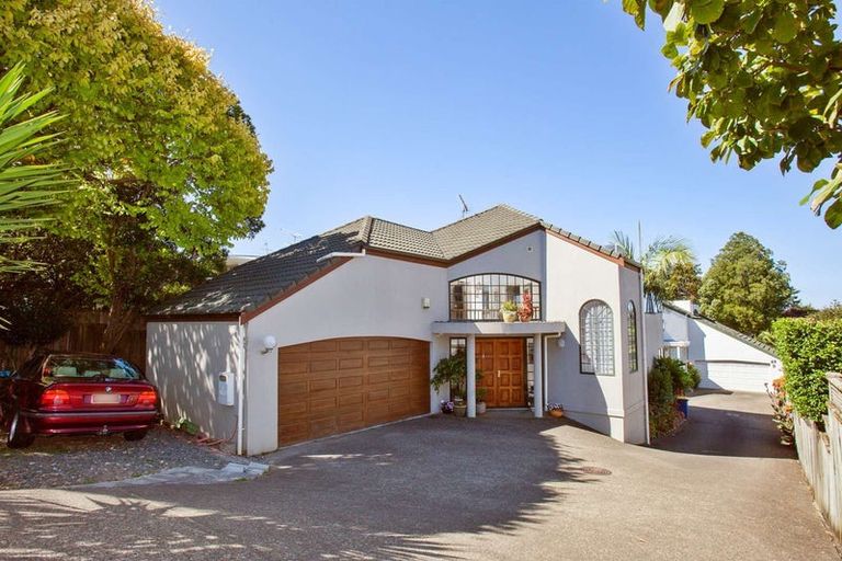 Photo of property in 49a Forrest Hill Road, Milford, Auckland, 0620