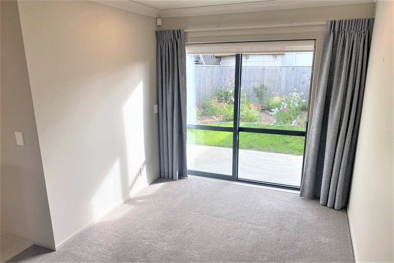 Photo of property in 27 Brindle Way, Newlands, Wellington, 6037