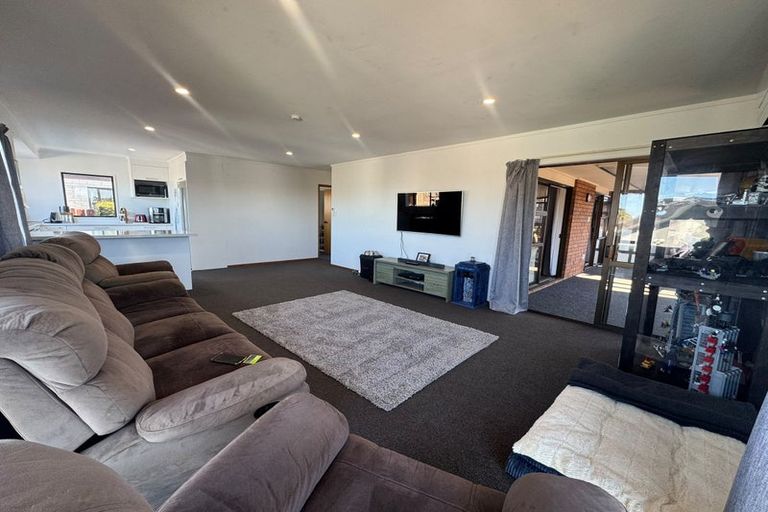 Photo of property in 2/21 White Heron Drive, Massey, Auckland, 0614