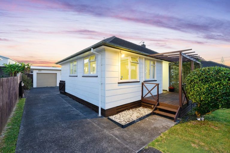 Photo of property in 82 Kelman Road, Kelston, Auckland, 0602