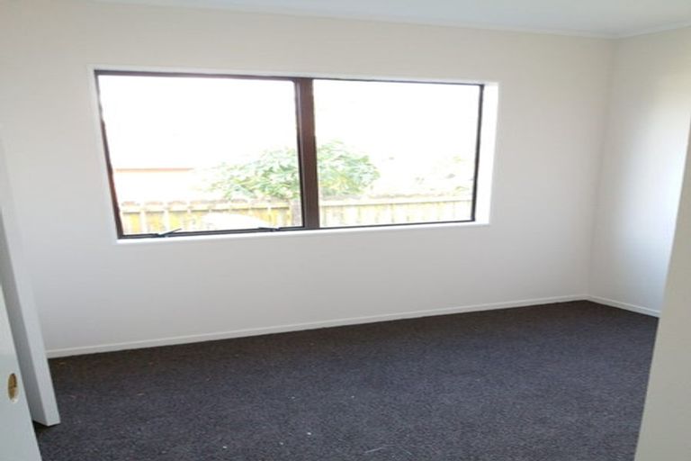 Photo of property in 2/9 Penion Drive, Flat Bush, Auckland, 2023