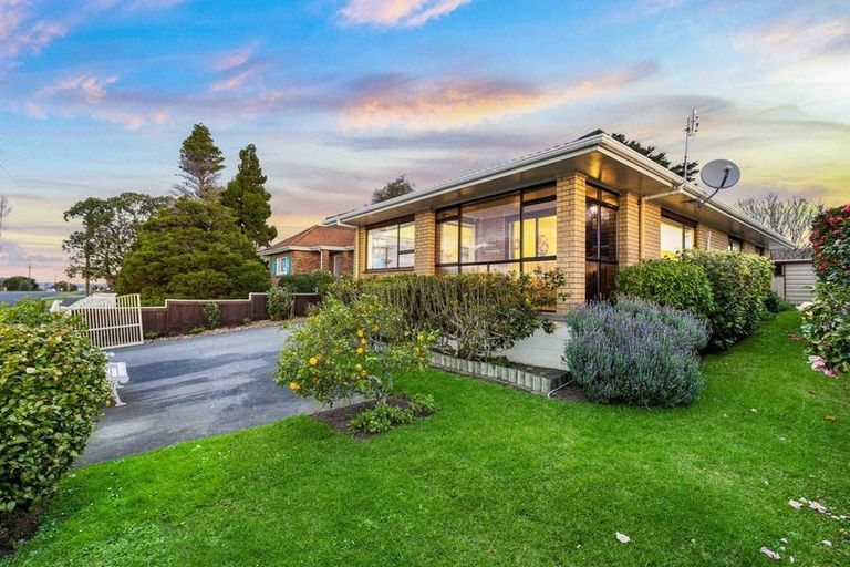 Photo of property in 1 Elcoat Avenue, Henderson, Auckland, 0612