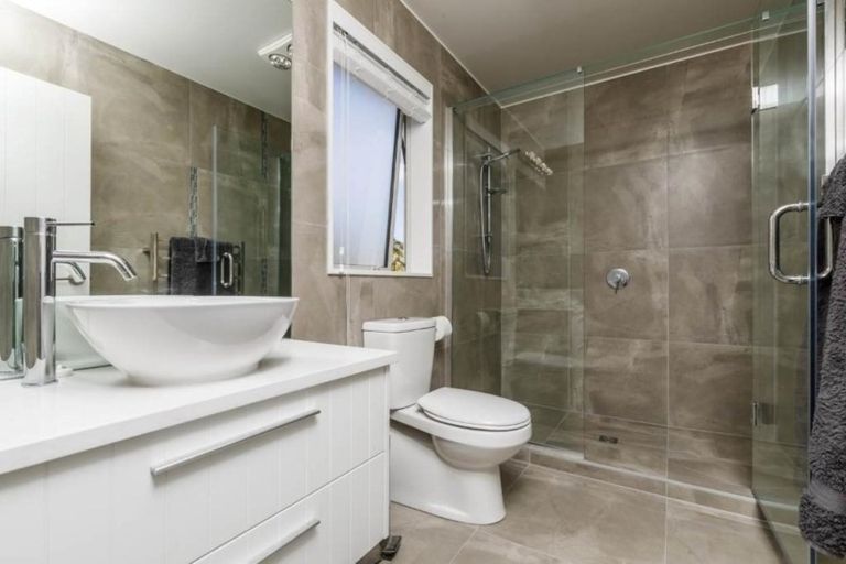 Photo of property in 22 Syd Grant Crescent, Orewa, 0931