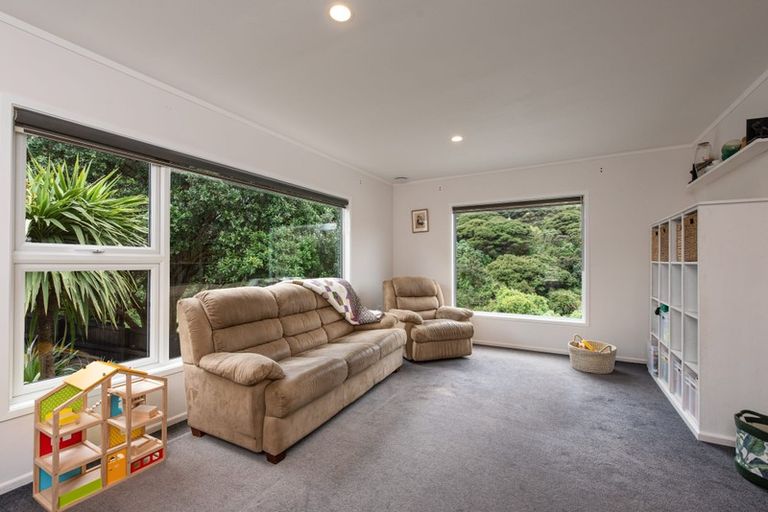 Photo of property in 52 Grays Road, Plimmerton, Porirua, 5026