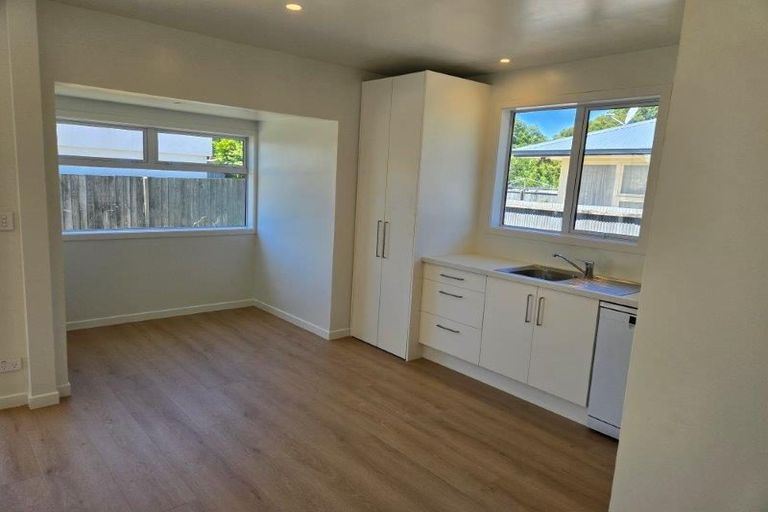 Photo of property in 2/102 Yaldhurst Road, Sockburn, Christchurch, 8042