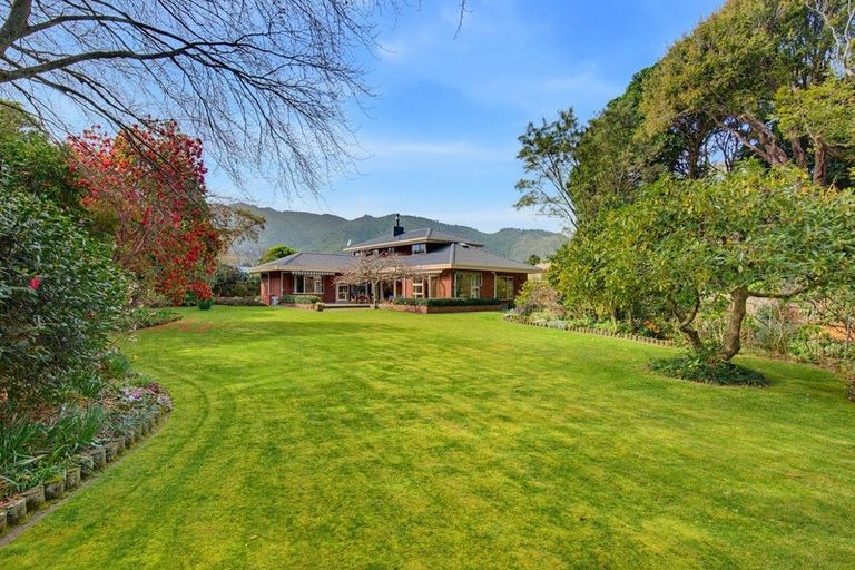 Photo of property in 10 Karaka Grove, Waikanae, 5036