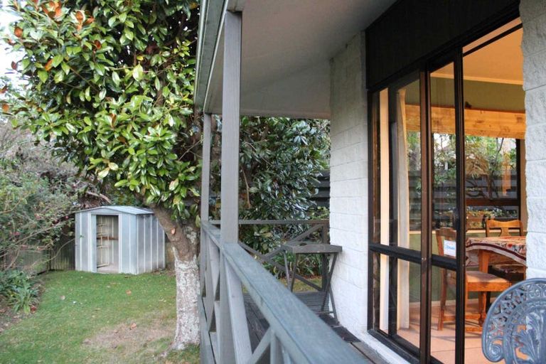 Photo of property in 26 Springdale Grove, Fitzherbert, Palmerston North, 4410