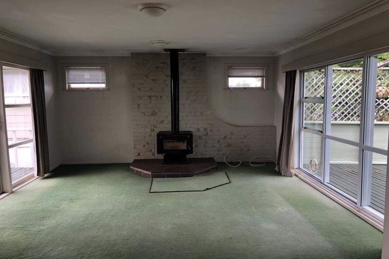 Photo of property in 208 Sunnynook Road, Totara Vale, Auckland, 0627