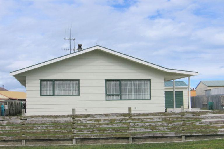 Photo of property in 24 Hennessy Street East, Foxton Beach, Foxton, 4815