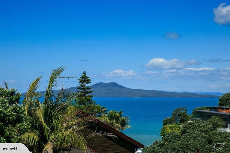 Photo of property in 2/33 Hyde Road, Rothesay Bay, Auckland, 0630