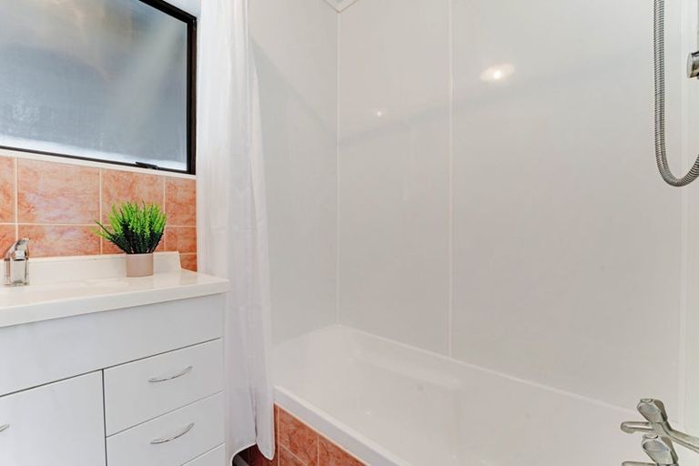Photo of property in 2/95 Fairclough Road, Beach Haven, Auckland, 0626