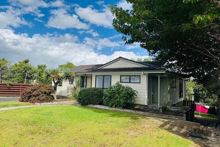 Photo of property in 4 Moxham Grove, Massey, Auckland, 0614